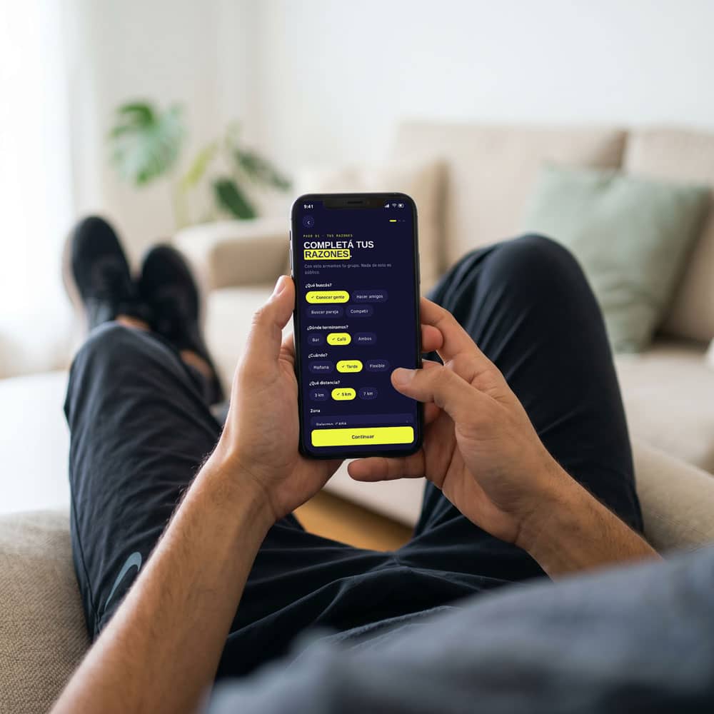 Persona completando sus razones en la app